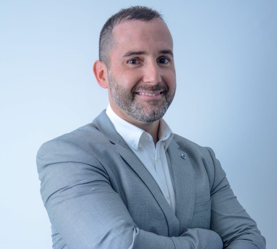Dr. Eric Daldegan, especialista em implantes e prótese dentária